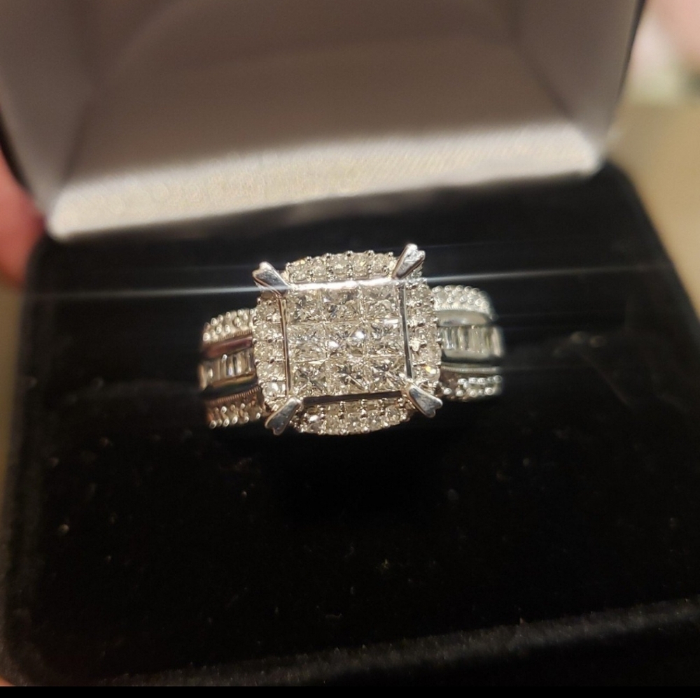 Amazing♥️ 10k gold diamond wedding ring - Picture 8 of 16